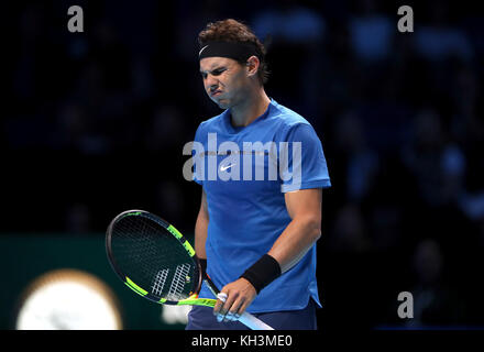 Rafael Nadal d'Espagne réagit lors de son match contre David Goffin de Belgique pendant le deuxième jour des finales du NITTO ATP World Tour à l'O2 Arena, Londres. Banque D'Images