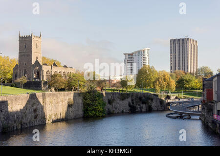 L'église Saint Pierre et le parc du château de pont, Bristol, Bristol Broadmead, Angleterre, Royaume-Uni Banque D'Images