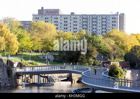 Pont du Château et l'hôtel Marriott à l'automne, Broadmead, Bristol, Angleterre, Royaume-Uni Banque D'Images