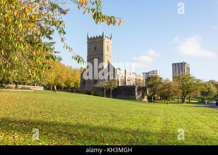 L'église St Pierre en automne, Parc du Château, Broadmead, Bristol, Angleterre, Royaume-Uni Banque D'Images