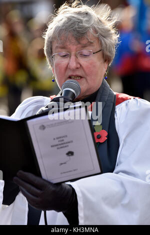 Recteur local offrant une lecture le Dimanche du souvenir, mémorial de guerre, high street, Haslemere, Surrey, UK. le dimanche 12 novembre 2017. Banque D'Images
