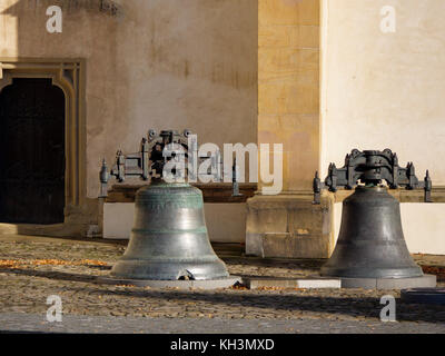 Cloches devant l'église gothique Saint-Ägidius-bazilika sv.Egidia, Bardejov, Presovsky kraj, Slovaquie, Europe, patrimoine mondial de l'UNESCO Banque D'Images