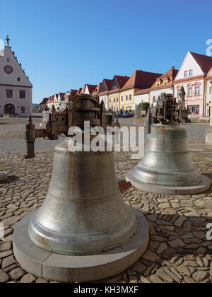 Cloches devant l'église gothique Saint-Ägidius-bazilika sv.Egidia, Bardejov, Presovsky kraj, Slovaquie, Europe, patrimoine mondial de l'UNESCO Banque D'Images