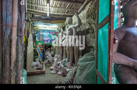 Artisan studio local avec les idoles de divinités hindoues à kumartuli domaine de Kolkata, Inde. Banque D'Images