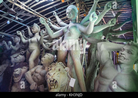 L'argile inachevé idoles durga durga puja pour le prochain festival à un artisan local studio à kumartuli salon à Kolkata, Inde. Banque D'Images