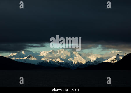 Le magnifique paysage de les hauts sommets de la Patagonie et les fjords chiliens près de Puerto Natales, Chili Banque D'Images