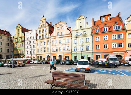 Wroclaw, Pologne - 12 septembre 2017 : les gens et les voitures sur plac solny square près de la place principale du marché de Wroclaw, dans matin d'automne. Plac Solny est Banque D'Images