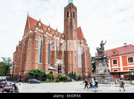 Wroclaw, Pologne - 12 septembre 2017 : les touristes près de Jean Népomucène ( st jean nepomucen) monument sur carré de collégiale de la sainte croix et Banque D'Images