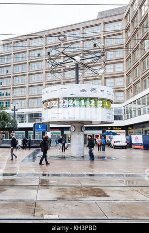 BERLIN, ALLEMAGNE - 13 SEPTEMBRE 2017 : les gens près de l'horloge mondiale Urania sur la place Alexanderplatz dans la ville de Berlin en septembre. Horloge mondiale a été érigée dedans Banque D'Images