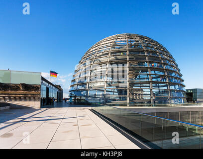 BERLIN, ALLEMAGNE - 13 SEPTEMBRE 2017 : visiteurs près du dôme de verre sur le toit du palais du Reichstag. Le dôme de Reichstag est un dôme de verre sur le dessus du bâtiment de Reichstag Banque D'Images