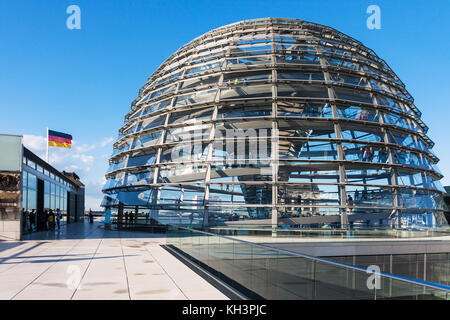 BERLIN, ALLEMAGNE - 13 SEPTEMBRE 2017 : touristes près du dôme de verre sur le toit du palais du Reichstag. Le dôme de Reichstag est un dôme de verre sur le dessus du bâtiment de Reichstag Banque D'Images