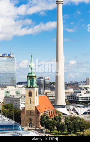 Berlin, Allemagne - 13 septembre 2017 : voir ci-dessus de la ville de Berlin avec la tour de télévision et marienkirche de Berliner Dom en septembre. Berlin est la capitale d'un Banque D'Images