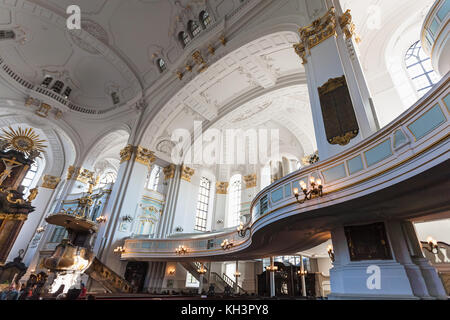 Hambourg, Allemagne - 15 septembre 2017 : les gens et de l'intérieur de l'église Saint-Michel (hauptkirche sankt michaelis) à Hambourg ville . L'église actuelle b Banque D'Images