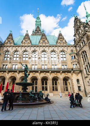 Hambourg, Allemagne - 15 septembre 2017 : personnes près de brunnen-hygieia fontaine dans cour intérieure de hamburger de ville (Rathaus) de Hambourg Ville. Le palais Banque D'Images