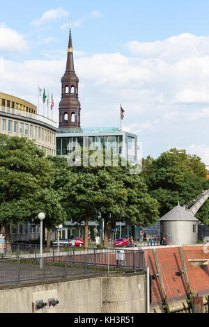 HAMBOURG, ALLEMAGNE - 15 SEPTEMBRE 2017 : vue du remblai du port de Binnenhafen depuis la rue Kajen dans la ville de Hambourg en automne. C'est les jetées intérieures, le o Banque D'Images