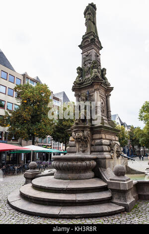 Cologne, Allemagne - 17 septembre 2017 : Jan von Werth fontaine sur le vieux marché (Alter Markt) square dans la ville de Cologne en septembre. Alter Markt est un histor Banque D'Images