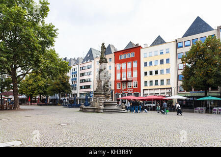 Cologne, Allemagne - 17 septembre 2017 : les touristes sur le vieux marché (Alter Markt) square dans la ville de Cologne en septembre. Alter Markt est un marché historique Banque D'Images