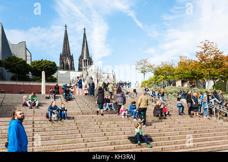 Cologne, Allemagne - 17 septembre 2017 : pas de promenade du Rhin (weltjugendtagsweg street) à Heinrich Boell--Platz près de musée Ludwig un Banque D'Images