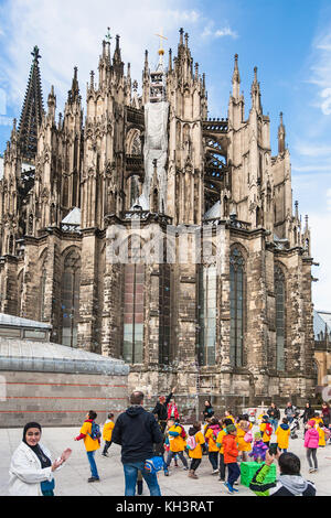 Cologne, Allemagne - 17 septembre 2017 : les enfants près de la cathédrale de Cologne (cathédrale de l'église de saint Pierre). dom est le plus visités, attr Banque D'Images