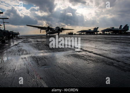 C-2A Greyhound de l'Escadron de soutien logistique de la flotte (RVC) sur la terre 30 Banque D'Images