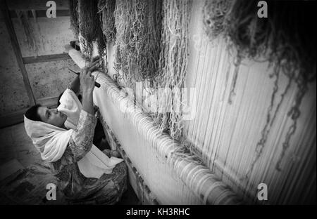 Une réfugiée afghane qui vante un tapis dans le camp de réfugiés de Jalozai, Peshawar, au Pakistan. Date: 08/2000. Photo: Xabier Mikel Laburu. Banque D'Images