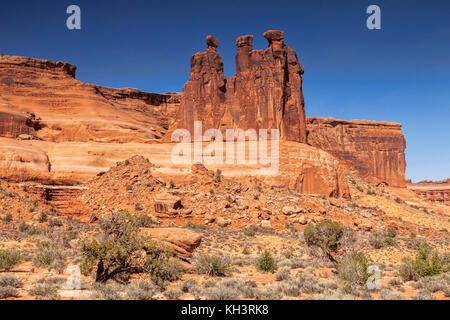 Les formations de grès érodées connus comme les trois commères, Park avenue, Arches national park, Utah, USA. Banque D'Images