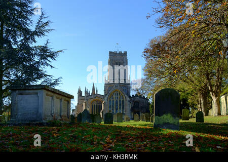 Northleach, un village de Cotswold classique dans le Gloucestershire England UK Eglise Saint Pierre et Saint Paul Banque D'Images