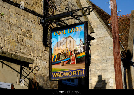 Autour de la petite ville de wiltshire bradford-on-Avon, Wiltshire, Angleterre Royaume-Uni le canal tavern enseigne de pub Banque D'Images