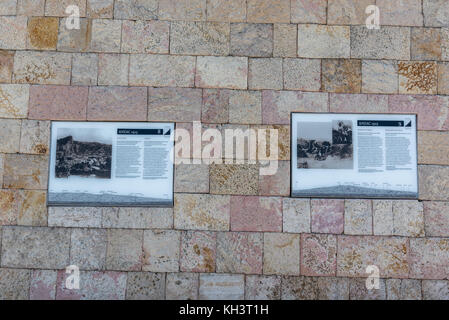 Une plaque signalétique à l'Anzac Cove memorial racontant l'histoire de la campagne a eu lieu entre le turc et l'armée britannique à Canakkale, Turquie. Banque D'Images