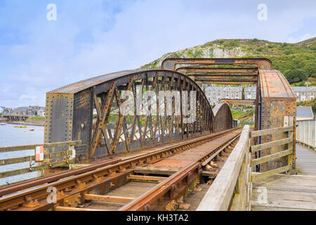 Le pont de chemin de fer avec sentier public à Barmouth, Gwynedd, Pays de Galles, Royaume-Uni Banque D'Images