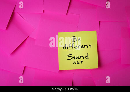 Être différent se texte sur yellow sticky note Banque D'Images