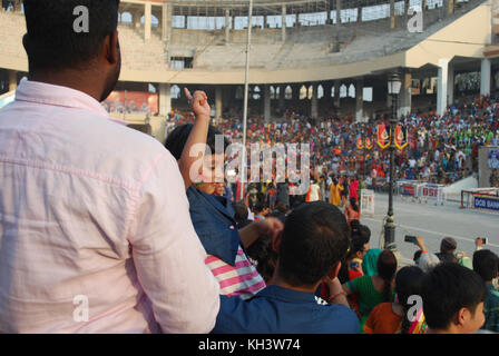 Petite fille avec sa famille profiter de la Wagah Border cérémonie. C'est une pratique quotidienne militaire qui a été suivie depuis 1959 par l'Inde et le Pakistan Banque D'Images