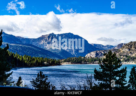 Lac de juin dans l'Est de la Sierra Nevada de Californie sur un jour d'automne comme la première tempête de la saison des coups de Banque D'Images