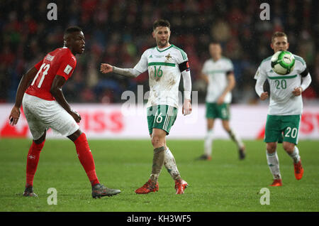 Oliver Norwood (au centre) d'Irlande du Nord en action avec Denis, en Suisse Zakaria Banque D'Images