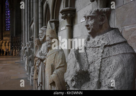 Statues de saints à l'intérieur de la cathédrale de Rouen, Normandie, France Banque D'Images