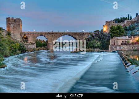 Le Puente de San Martin à Tolède, en Espagne, à l'aube Banque D'Images