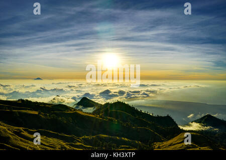 Coucher de soleil sur la montagne nuages haut vulcano Rinjani Lombok en Indonésie Banque D'Images