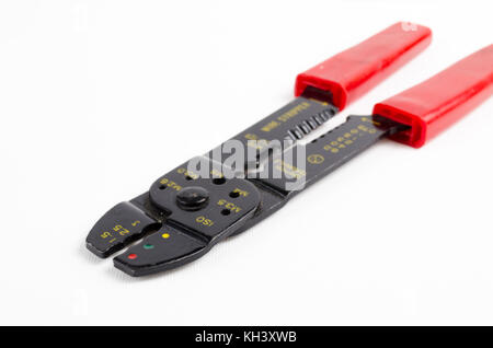 Une photographie de la pince à sertir une cosse Banque D'Images