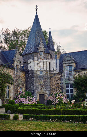 Le néo-gothique historique 12e siècle château de Rochefort en Terre dans le Morbihan Bretagne France et l'espace d'une petite cité de Caractére. Banque D'Images