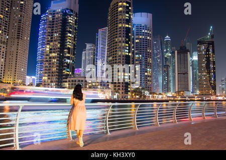 Girl enjoying Dubaï marina vue nocturne des gratte-ciel modernes Banque D'Images