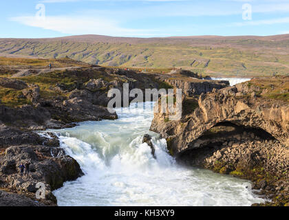 La vue arrière le long de la rivière Skjalfandafljot vers cascade Godafoss (la chute des dieux) dans le Nord de l'Islande. Banque D'Images