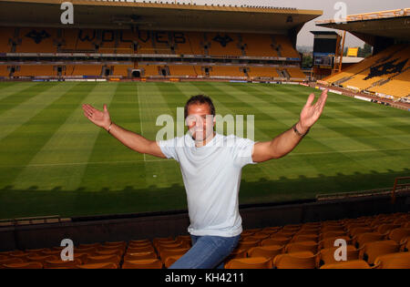 Footballeur à la retraite Steve Bull dans le stand nommé d'après lui à Molineux Banque D'Images