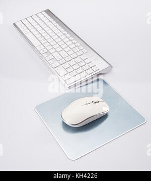 Ensemble clavier et souris de l'ordinateur on white Banque D'Images