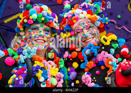 Costumes colorés exposés. La saison du carnaval allemand commence traditionnellement par l'événement Hoppeditz Erwachen le 11 novembre à Düsseldorf, en Allemagne, et se déroule à Ash mercredi l'année suivante. Banque D'Images