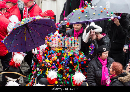 Costumes colorés exposés. La saison du carnaval allemand commence traditionnellement par l'événement Hoppeditz Erwachen le 11 novembre à Düsseldorf, en Allemagne, et se déroule à Ash mercredi l'année suivante. Banque D'Images