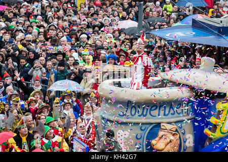 La figure Hoppeditz dans un pot de moutarde. La saison du carnaval allemand commence traditionnellement par l'événement Hoppeditz Erwachen le 11 novembre à Düsseldorf, en Allemagne, et se déroule à Ash mercredi l'année suivante. Banque D'Images