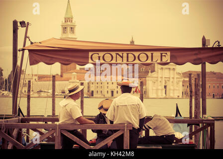 Gondoliers attendent les clients en grand canal à Venise Banque D'Images