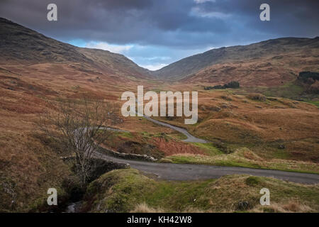 Raide, route sinueuse à dans la vallée de hardknott pass en Cumbria Banque D'Images