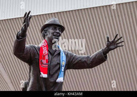 Une statue de Bob Stokoe devant le Stadium of Light à Sunderland, en Angleterre. Il rend hommage au manager de l'équipe gagnante de la FA Cup 1973. Banque D'Images