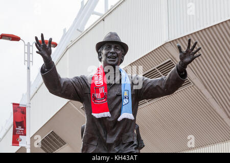 Une statue de Bob Stokoe devant le Stadium of Light à Sunderland, en Angleterre. Il rend hommage au manager de l'équipe gagnante de la FA Cup 1973. Banque D'Images